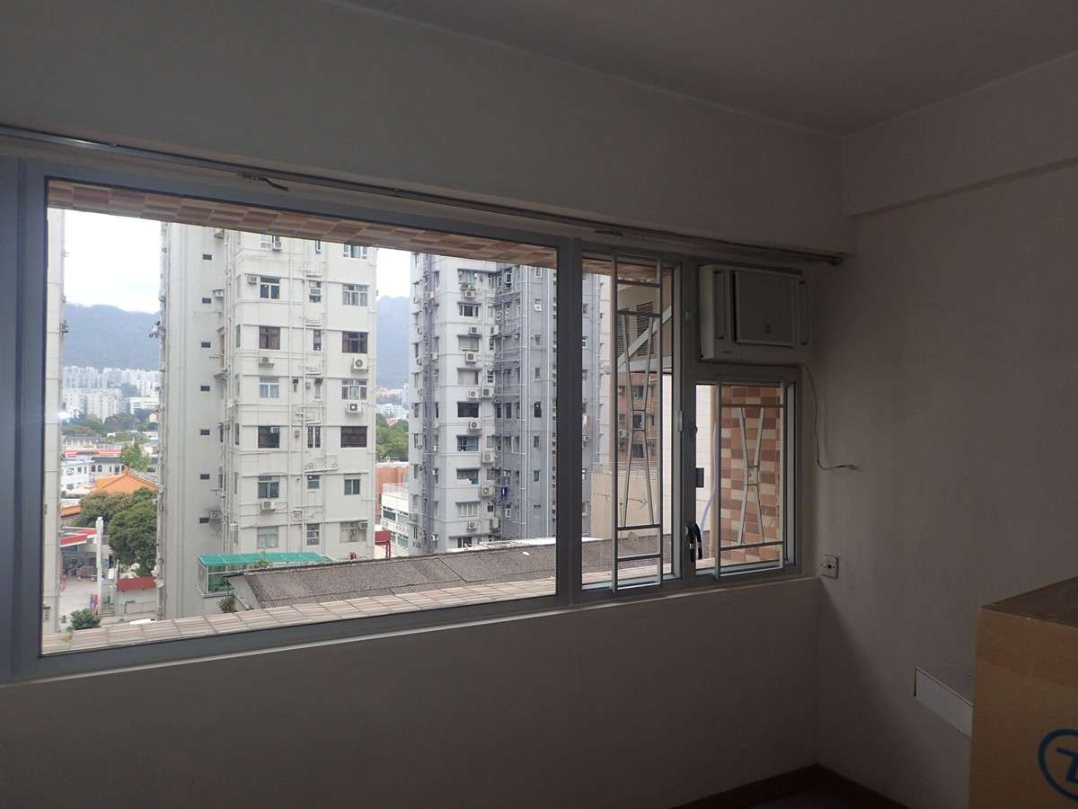 Photo: 白色鋁窗連窗花01.jpg